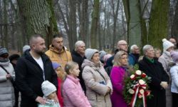 przebieg uroczystości, składanie kwiatów pod pomnikami, przemarsz z biało-czerwoną flagą, wspólne odtańczenie poloneza