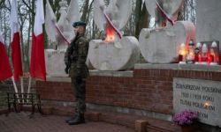 przebieg uroczystości, składanie kwiatów pod pomnikami, przemarsz z biało-czerwoną flagą, wspólne odtańczenie poloneza