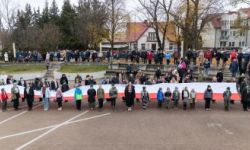 przebieg uroczystości, składanie kwiatów pod pomnikami, przemarsz z biało-czerwoną flagą, wspólne odtańczenie poloneza