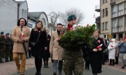 przebieg uroczystości, składanie kwiatów pod pomnikami, przemarsz z biało-czerwoną flagą, wspólne odtańczenie poloneza