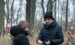 przebieg uroczystości, składanie kwiatów pod pomnikami, przemarsz z biało-czerwoną flagą, wspólne odtańczenie poloneza