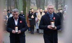 przebieg uroczystości, składanie kwiatów pod pomnikami, przemarsz z biało-czerwoną flagą, wspólne odtańczenie poloneza