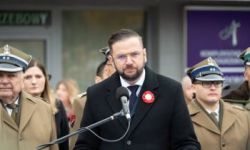 przebieg uroczystości, składanie kwiatów pod pomnikami, przemarsz z biało-czerwoną flagą, wspólne odtańczenie poloneza