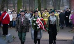 przebieg uroczystości, składanie kwiatów pod pomnikami, przemarsz z biało-czerwoną flagą, wspólne odtańczenie poloneza