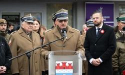 przebieg uroczystości, składanie kwiatów pod pomnikami, przemarsz z biało-czerwoną flagą, wspólne odtańczenie poloneza