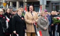 przebieg uroczystości, składanie kwiatów pod pomnikami, przemarsz z biało-czerwoną flagą, wspólne odtańczenie poloneza