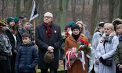 przebieg uroczystości, składanie kwiatów pod pomnikami, przemarsz z biało-czerwoną flagą, wspólne odtańczenie poloneza