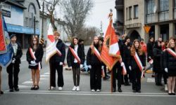 przebieg uroczystości, składanie kwiatów pod pomnikami, przemarsz z biało-czerwoną flagą, wspólne odtańczenie poloneza