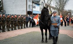 przebieg uroczystości, składanie kwiatów pod pomnikami, przemarsz z biało-czerwoną flagą, wspólne odtańczenie poloneza