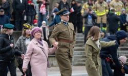przebieg uroczystości, składanie kwiatów pod pomnikami, przemarsz z biało-czerwoną flagą, wspólne odtańczenie poloneza