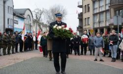 przebieg uroczystości, składanie kwiatów pod pomnikami, przemarsz z biało-czerwoną flagą, wspólne odtańczenie poloneza