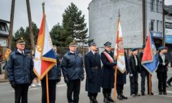 przebieg uroczystości, składanie kwiatów pod pomnikami, przemarsz z biało-czerwoną flagą, wspólne odtańczenie poloneza