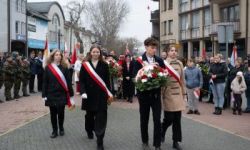 przebieg uroczystości, składanie kwiatów pod pomnikami, przemarsz z biało-czerwoną flagą, wspólne odtańczenie poloneza