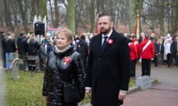 przebieg uroczystości, składanie kwiatów pod pomnikami, przemarsz z biało-czerwoną flagą, wspólne odtańczenie poloneza