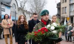 przebieg uroczystości, składanie kwiatów pod pomnikami, przemarsz z biało-czerwoną flagą, wspólne odtańczenie poloneza