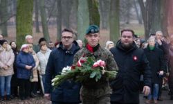 przebieg uroczystości, składanie kwiatów pod pomnikami, przemarsz z biało-czerwoną flagą, wspólne odtańczenie poloneza