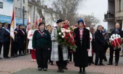 przebieg uroczystości, składanie kwiatów pod pomnikami, przemarsz z biało-czerwoną flagą, wspólne odtańczenie poloneza