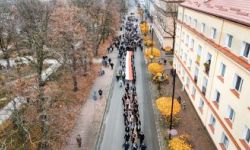 przebieg uroczystości, składanie kwiatów pod pomnikami, przemarsz z biało-czerwoną flagą, wspólne odtańczenie poloneza