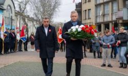 przebieg uroczystości, składanie kwiatów pod pomnikami, przemarsz z biało-czerwoną flagą, wspólne odtańczenie poloneza