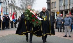 przebieg uroczystości, składanie kwiatów pod pomnikami, przemarsz z biało-czerwoną flagą, wspólne odtańczenie poloneza