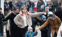 przebieg uroczystości, składanie kwiatów pod pomnikami, przemarsz z biało-czerwoną flagą, wspólne odtańczenie poloneza