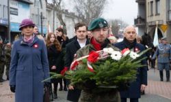 przebieg uroczystości, składanie kwiatów pod pomnikami, przemarsz z biało-czerwoną flagą, wspólne odtańczenie poloneza