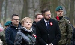 przebieg uroczystości, składanie kwiatów pod pomnikami, przemarsz z biało-czerwoną flagą, wspólne odtańczenie poloneza