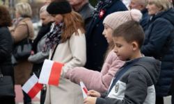 przebieg uroczystości, składanie kwiatów pod pomnikami, przemarsz z biało-czerwoną flagą, wspólne odtańczenie poloneza