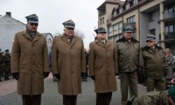 przebieg uroczystości, składanie kwiatów pod pomnikami, przemarsz z biało-czerwoną flagą, wspólne odtańczenie poloneza