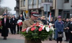 przebieg uroczystości, składanie kwiatów pod pomnikami, przemarsz z biało-czerwoną flagą, wspólne odtańczenie poloneza