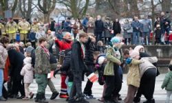 przebieg uroczystości, składanie kwiatów pod pomnikami, przemarsz z biało-czerwoną flagą, wspólne odtańczenie poloneza