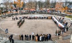 przebieg uroczystości, składanie kwiatów pod pomnikami, przemarsz z biało-czerwoną flagą, wspólne odtańczenie poloneza