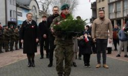 przebieg uroczystości, składanie kwiatów pod pomnikami, przemarsz z biało-czerwoną flagą, wspólne odtańczenie poloneza