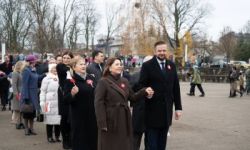 przebieg uroczystości, składanie kwiatów pod pomnikami, przemarsz z biało-czerwoną flagą, wspólne odtańczenie poloneza