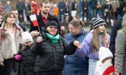 przebieg uroczystości, składanie kwiatów pod pomnikami, przemarsz z biało-czerwoną flagą, wspólne odtańczenie poloneza