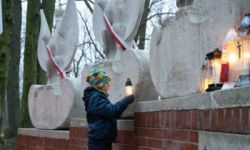 przebieg uroczystości, składanie kwiatów pod pomnikami, przemarsz z biało-czerwoną flagą, wspólne odtańczenie poloneza