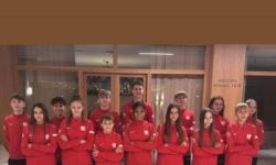 zawodnicy w czerwonych strojach stoją w szeregu