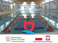 basen, poniżej logotypy