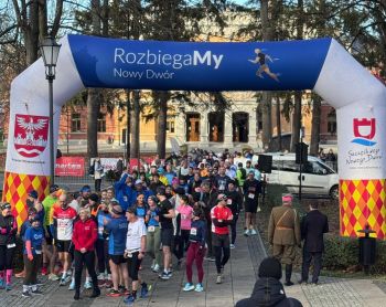 tłum zawodników w sportowych strojach, duża pompowana brama,