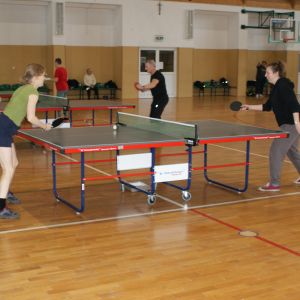 Dwie kobiety grające w tenisa stołowego.