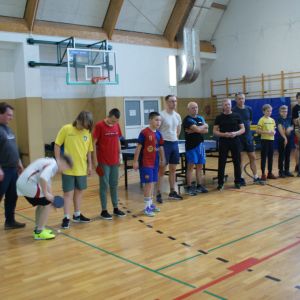 Uczestnicy zawodów stojący w rzędzie.