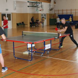 Dwóch mężczyzn grających w tenisa stołowego.