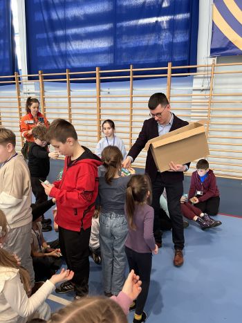 Hala sportowa, dzieci zebrane na hali, zajęcia sportowe oraz z udzielania pierwszej pomocy