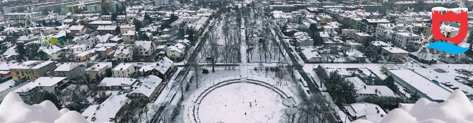widok z góry na zaśnieżony park i budynki