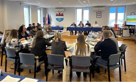 sala konferencyjna, radni siedzący przy stołach