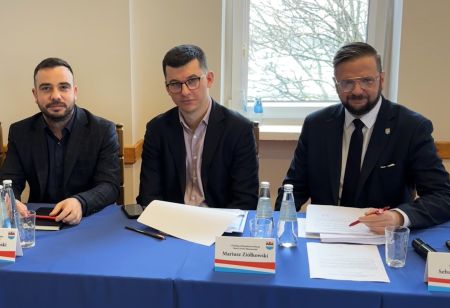 trzech mężczyzn patrzących w obiektyw, od prawej Burmistrz w środku pierwszy zastępca i po lewej drugi zastępca