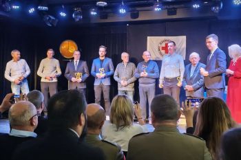 na scenie wszyscy wyróżnieni przez burmistrza, w rękach trzymają pamiątkową statuetkę