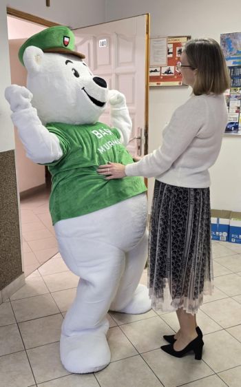 Niedźwiedź Baśka Murmańska obchodzi swoje imieniny w urzędzie miejskim