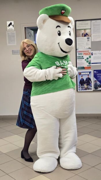 Niedźwiedź Baśka Murmańska obchodzi swoje imieniny w urzędzie miejskim