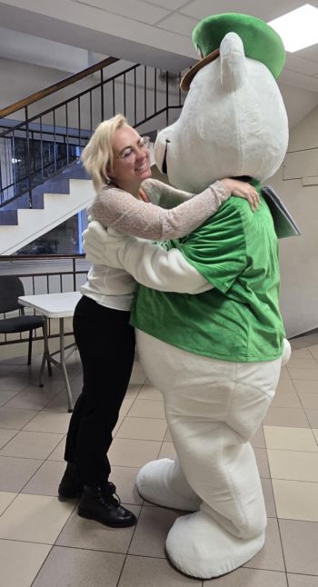 Niedźwiedź Baśka Murmańska obchodzi swoje imieniny w urzędzie miejskim